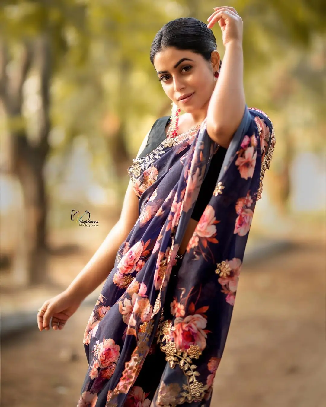 Shamna Kasim Mesmerizing Looks In Beautiful Blue Saree Sleeveless Blouse